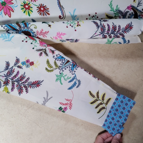 01519 Talbots cream & multi-color floral half button blouse M - Picture 7 of 11